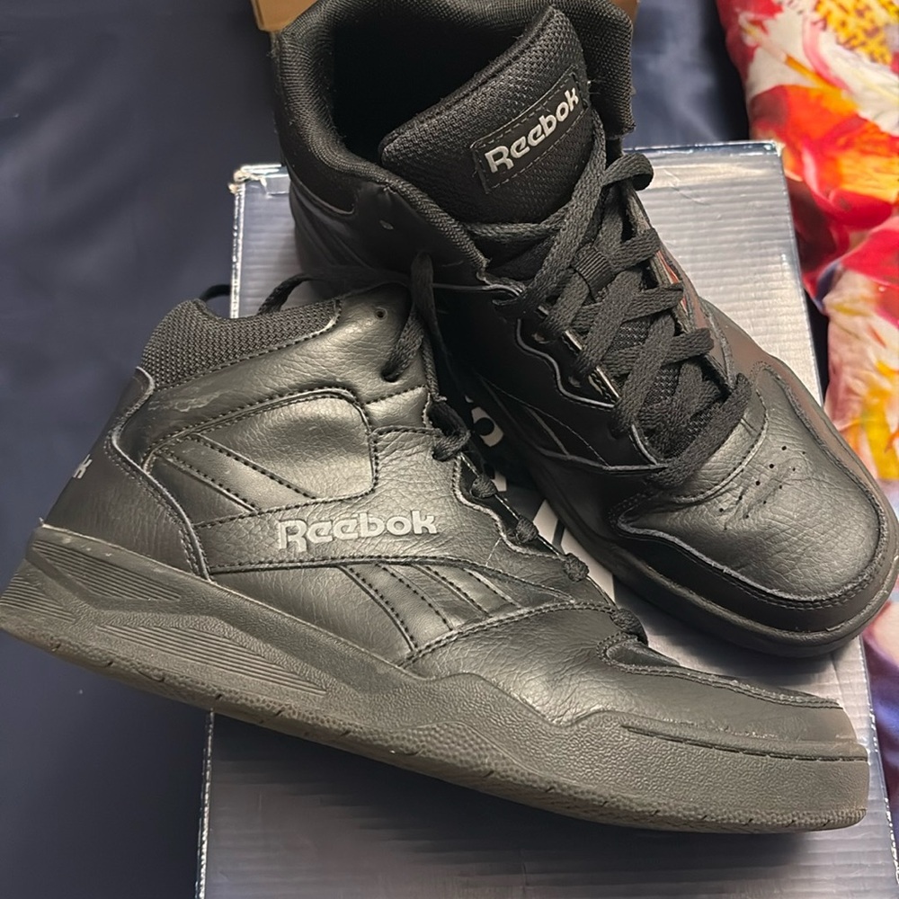 Black Reebok unisex basketball shoe